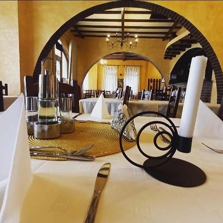 Restaurant Casa Miorita Hotell Buşteni Exteriör bild